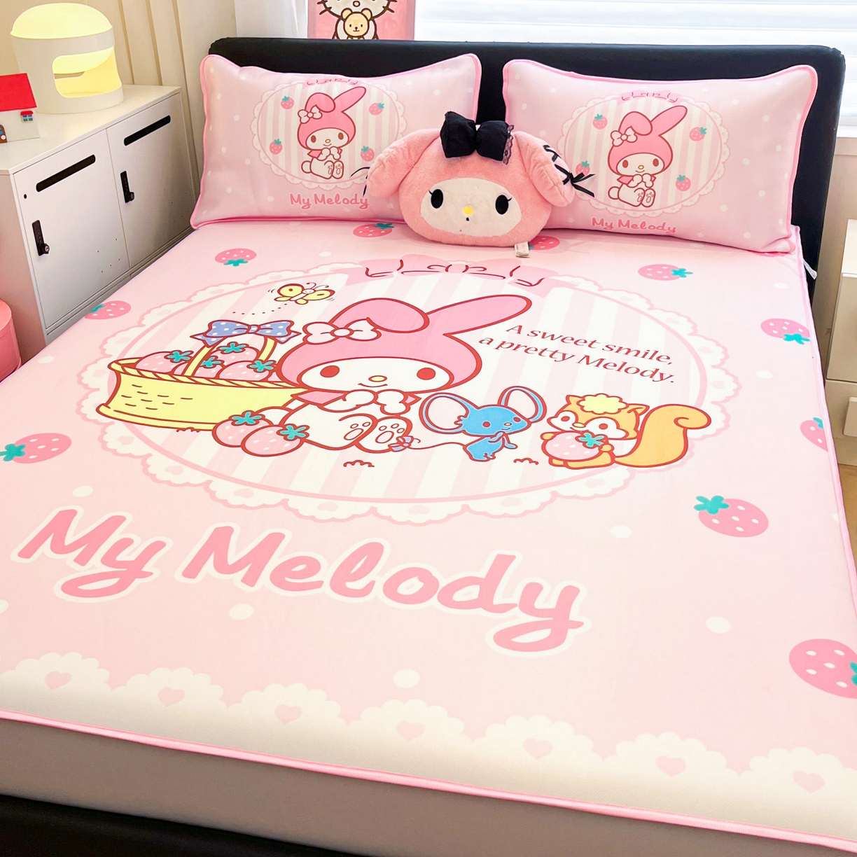 91家纺网 家纺一手货源 找家纺 暮思家居 2026新款正版授权A类大版数码印花三丽鸥1200D冰丝凉席可组合仿锦氨夏被 床笠款-草莓美乐蒂