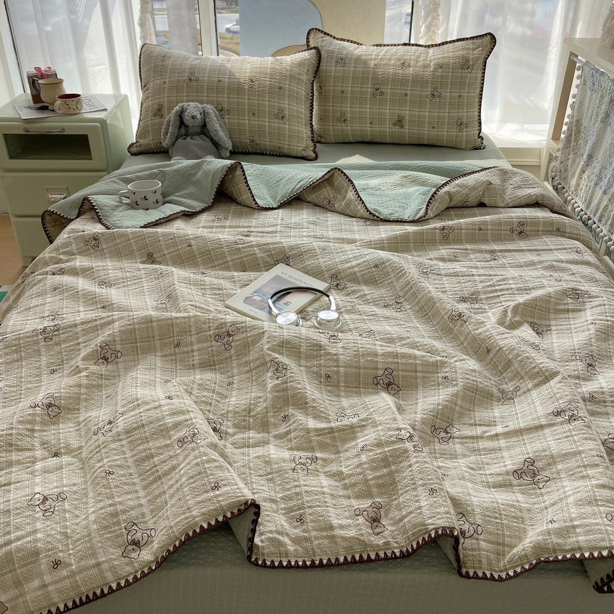 91家纺网 家纺一手货源 找家纺 贝扬思家纺 2026新款泡芙纱贝壳边夏被套件-欧包系列（今天也只做被快乐包裹的小朋友） 欧包-青棕格纹熊