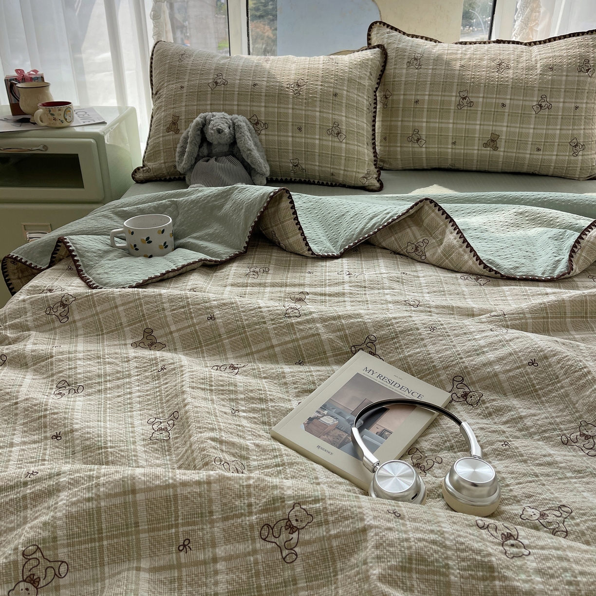 91家纺网 家纺一手货源 找家纺 贝扬思家纺 2026新款泡芙纱贝壳边夏被套件-欧包系列（今天也只做被快乐包裹的小朋友） 欧包-青棕格纹熊