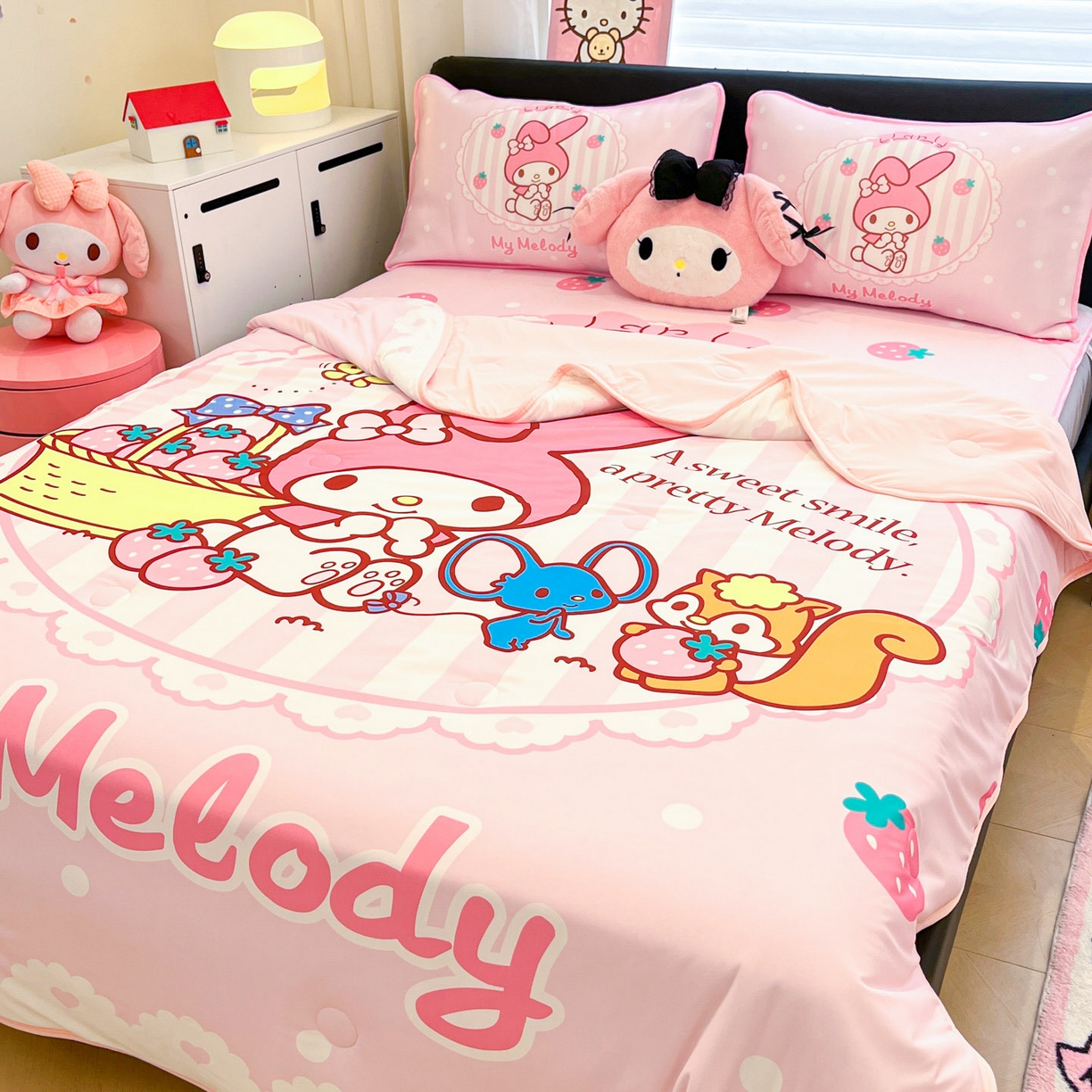 91家纺网 家纺一手货源 找家纺 暮思家居 2026新款正版授权A类大版数码印花三丽鸥1200D冰丝凉席可组合仿锦氨夏被 床笠款-草莓美乐蒂