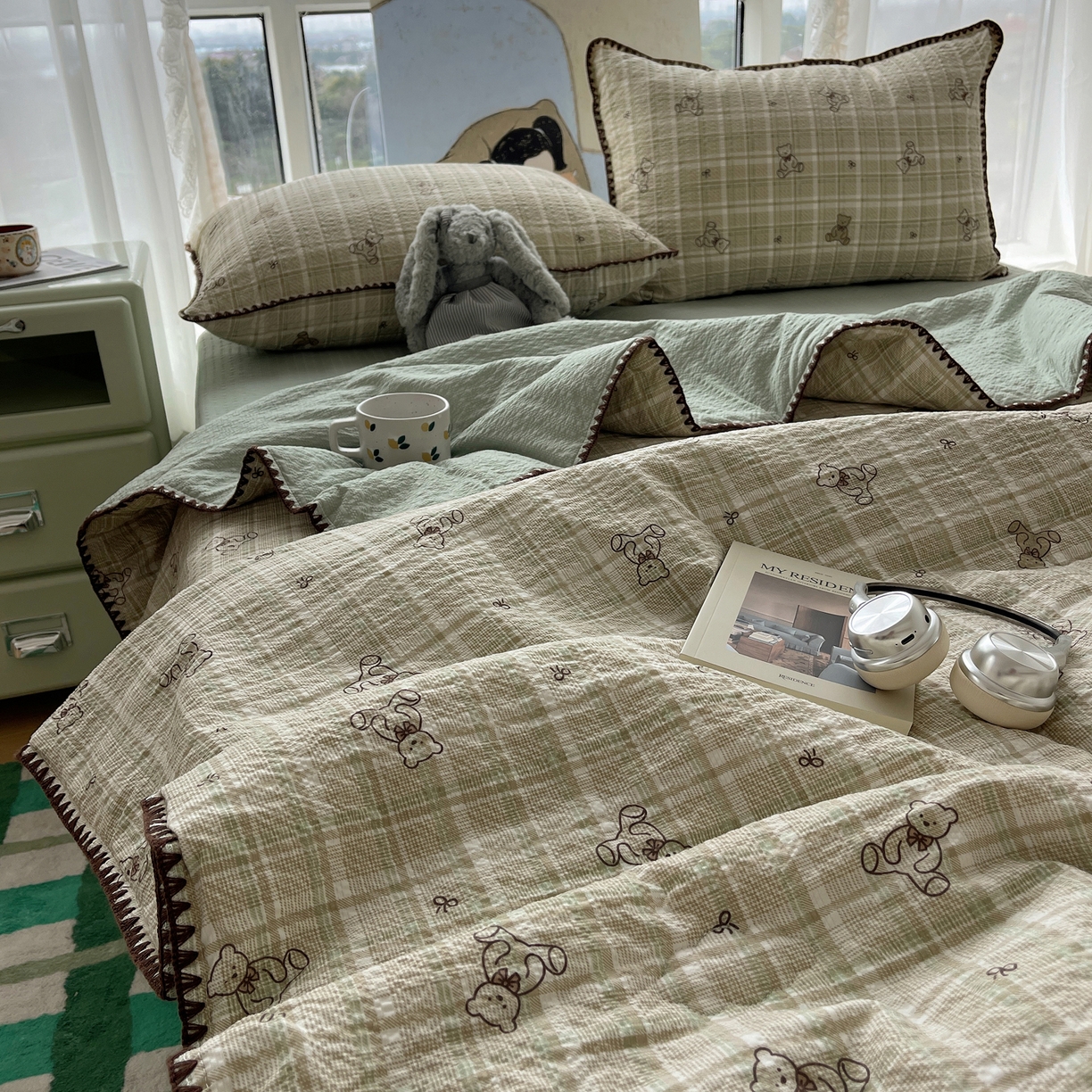 91家纺网 家纺一手货源 找家纺 贝扬思家纺 2026新款泡芙纱贝壳边夏被套件-欧包系列（今天也只做被快乐包裹的小朋友） 欧包-青棕格纹熊