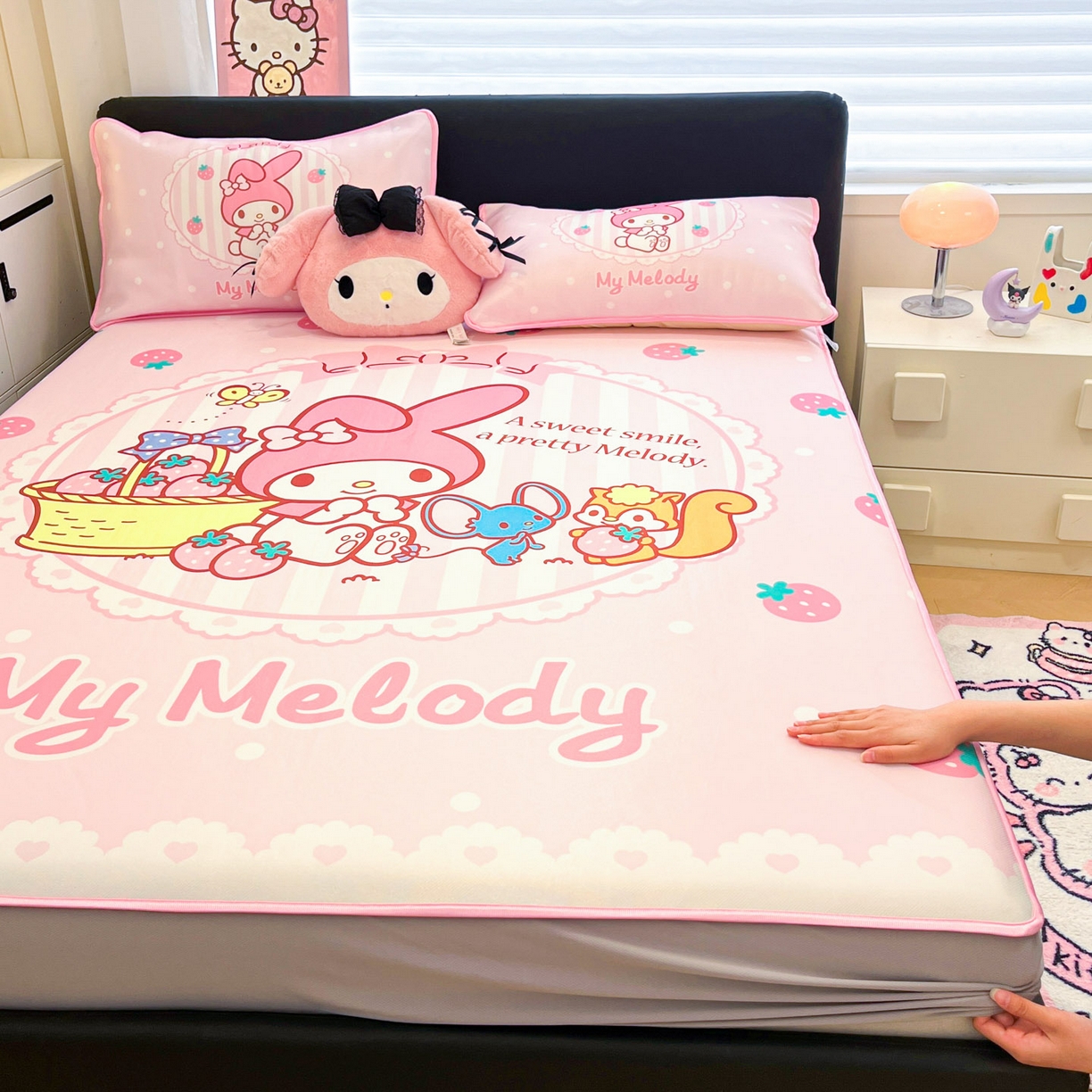 91家纺网 家纺一手货源 找家纺 暮思家居 2026新款正版授权A类大版数码印花三丽鸥1200D冰丝凉席可组合仿锦氨夏被 床笠款-草莓美乐蒂