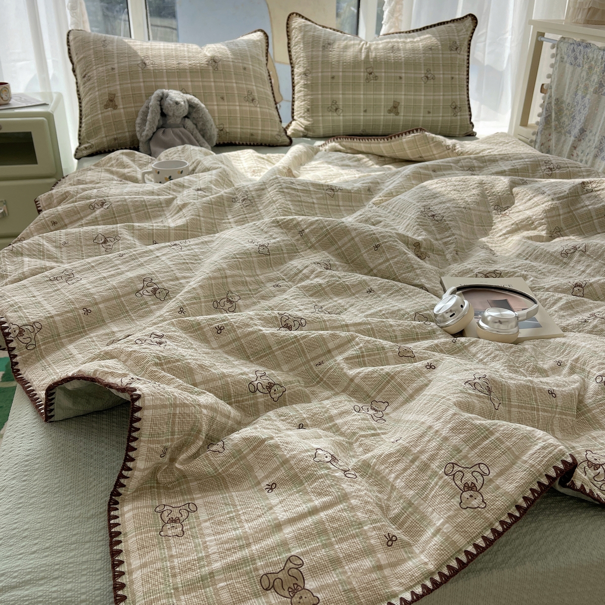 91家纺网 家纺一手货源 找家纺 贝扬思家纺 2026新款泡芙纱贝壳边夏被套件-欧包系列（今天也只做被快乐包裹的小朋友） 欧包-青棕格纹熊