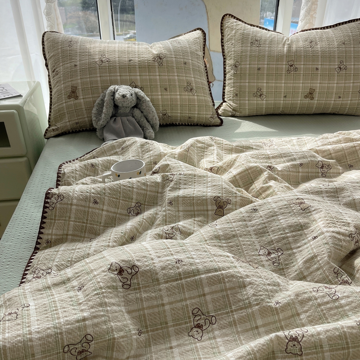 91家纺网 家纺一手货源 找家纺 贝扬思家纺 2026新款泡芙纱贝壳边夏被套件-欧包系列（今天也只做被快乐包裹的小朋友） 欧包-青棕格纹熊