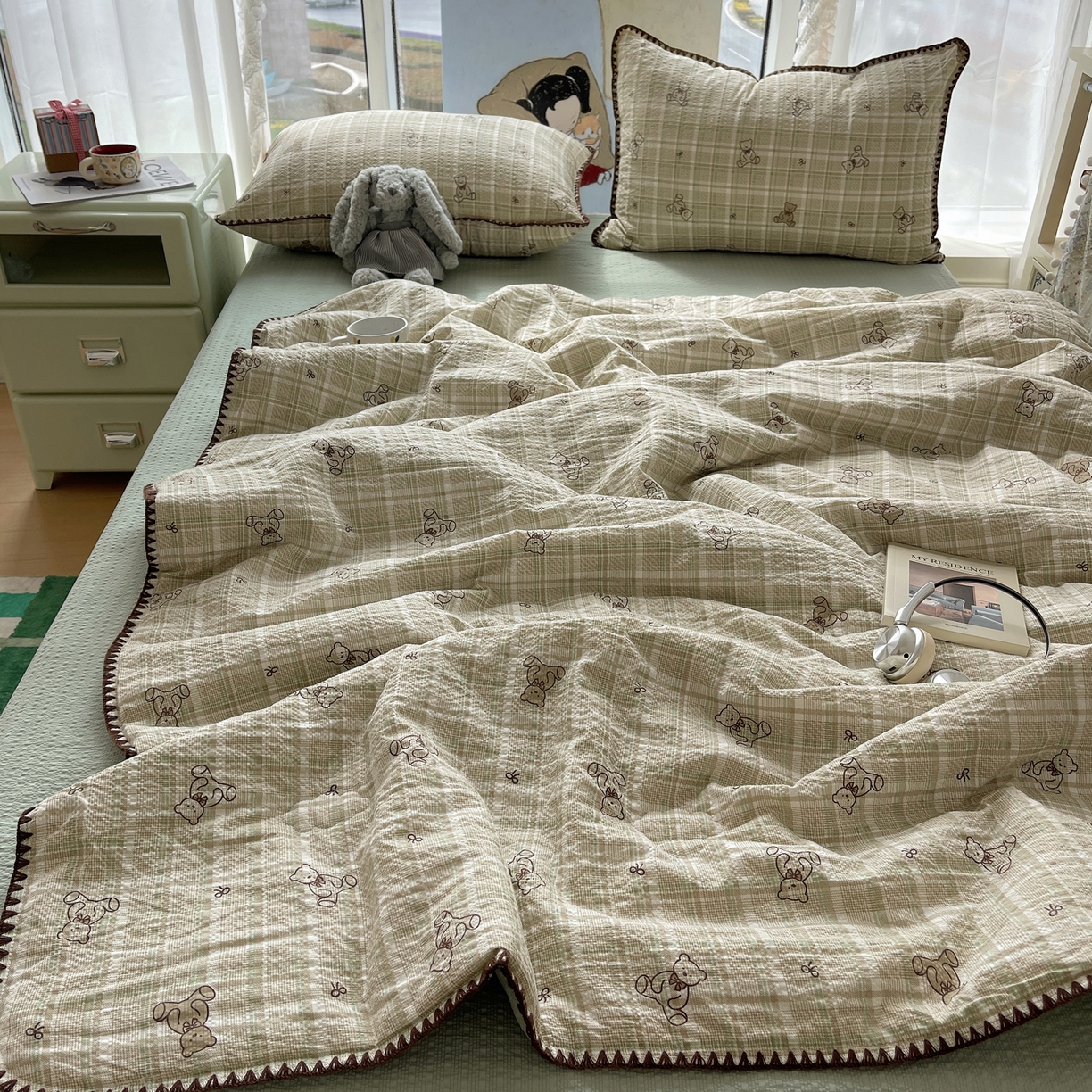 91家纺网 家纺一手货源 找家纺 贝扬思家纺 2026新款泡芙纱贝壳边夏被套件-欧包系列（今天也只做被快乐包裹的小朋友） 欧包-青棕格纹熊