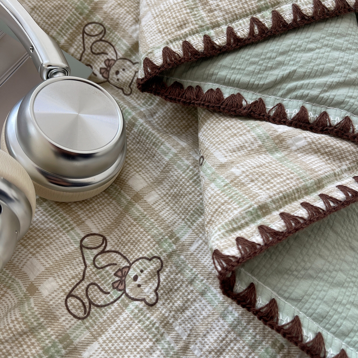 91家纺网 家纺一手货源 找家纺 贝扬思家纺 2026新款泡芙纱贝壳边夏被套件-欧包系列（今天也只做被快乐包裹的小朋友） 欧包-青棕格纹熊