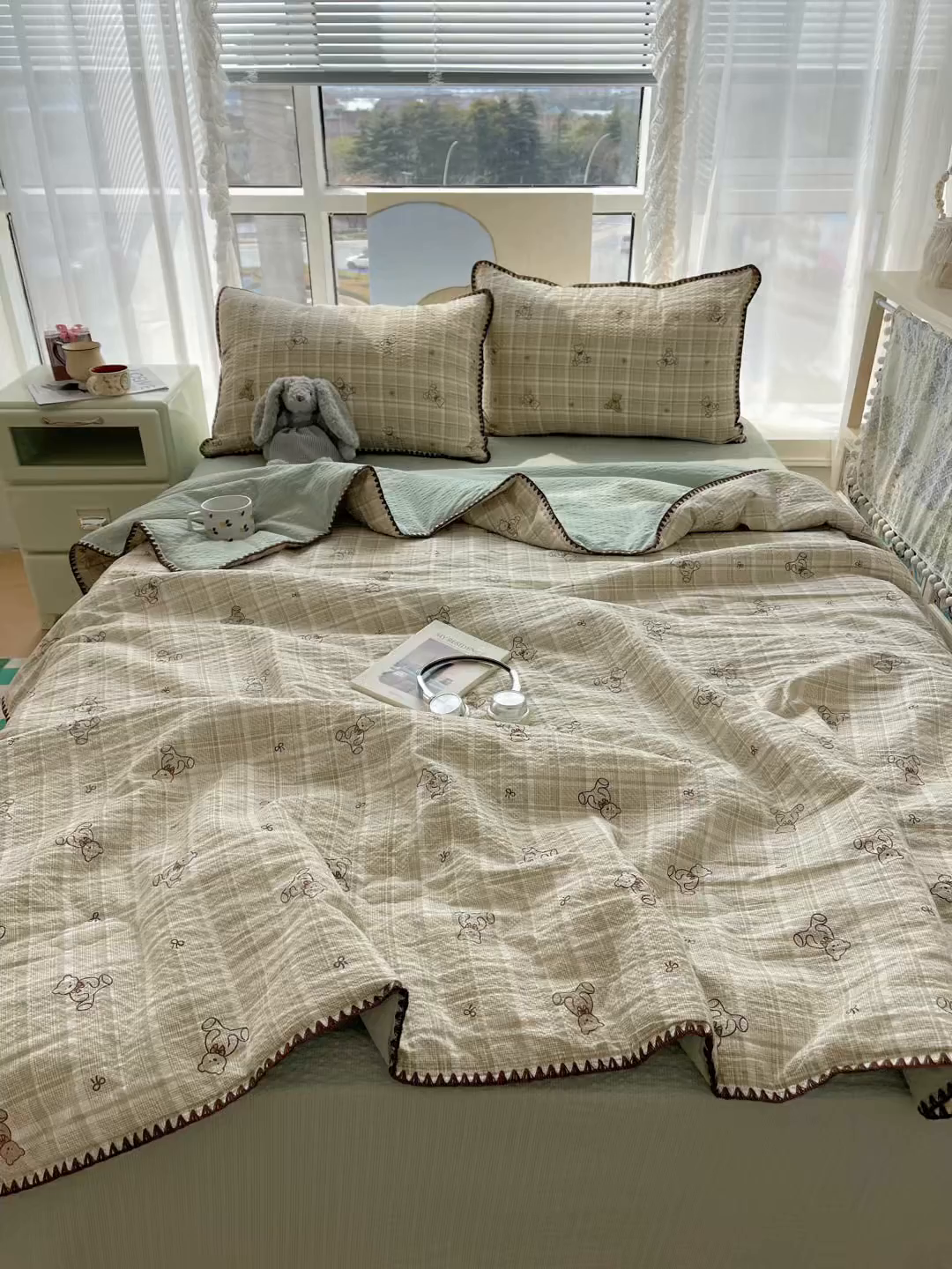 91家纺网 家纺一手货源 找家纺 贝扬思家纺 2026新款泡芙纱贝壳边夏被套件-欧包系列（今天也只做被快乐包裹的小朋友） 欧包-青棕格纹熊