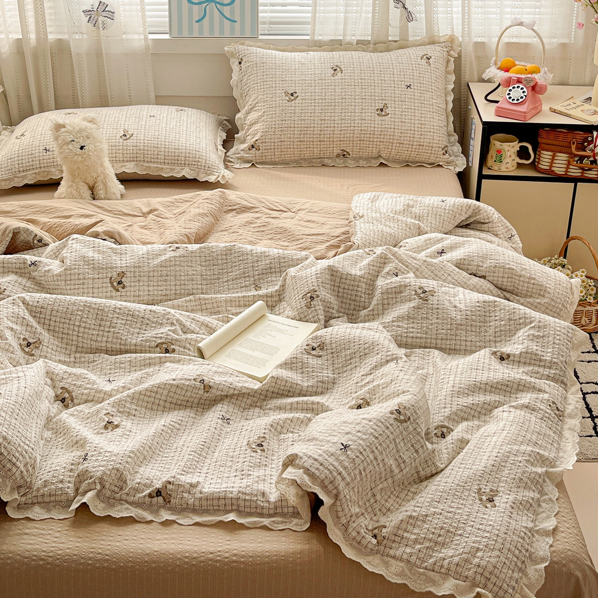 91家纺网 家纺一手货源 找家纺 优承佳生活馆 2026新款超柔高克重泡芙纱蝴蝶结全棉花边夏被套件单夏被 格子蝴蝶结