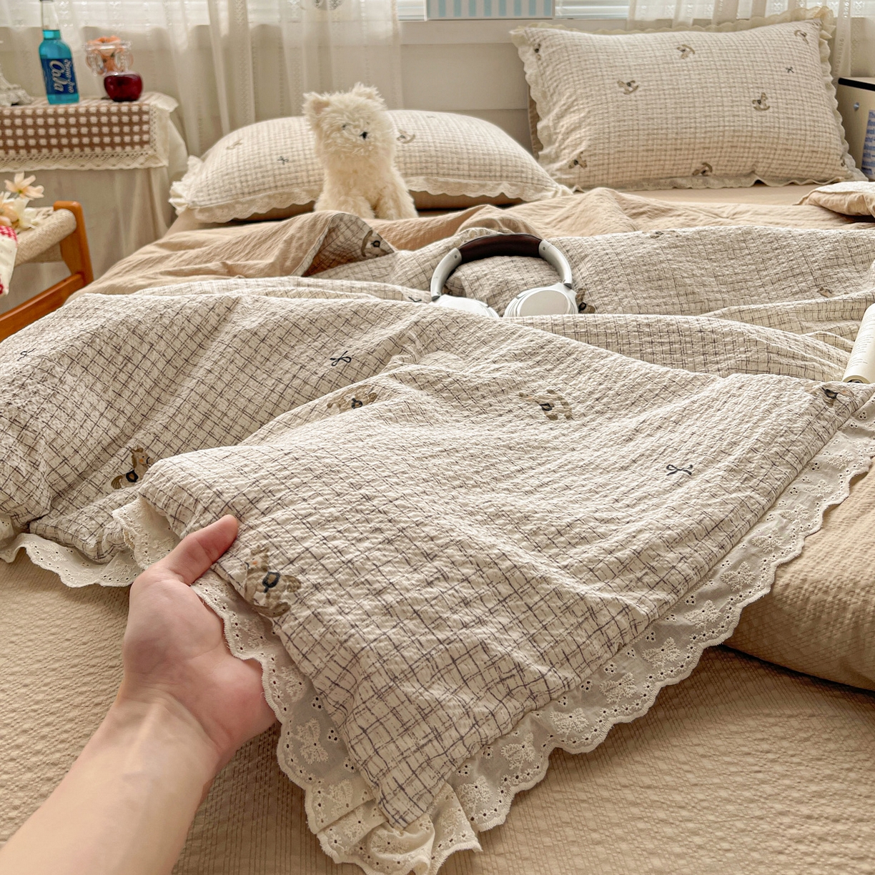 91家纺网 家纺一手货源 找家纺 优承佳生活馆 2026新款超柔高克重泡芙纱蝴蝶结全棉花边夏被套件单夏被 格子蝴蝶结