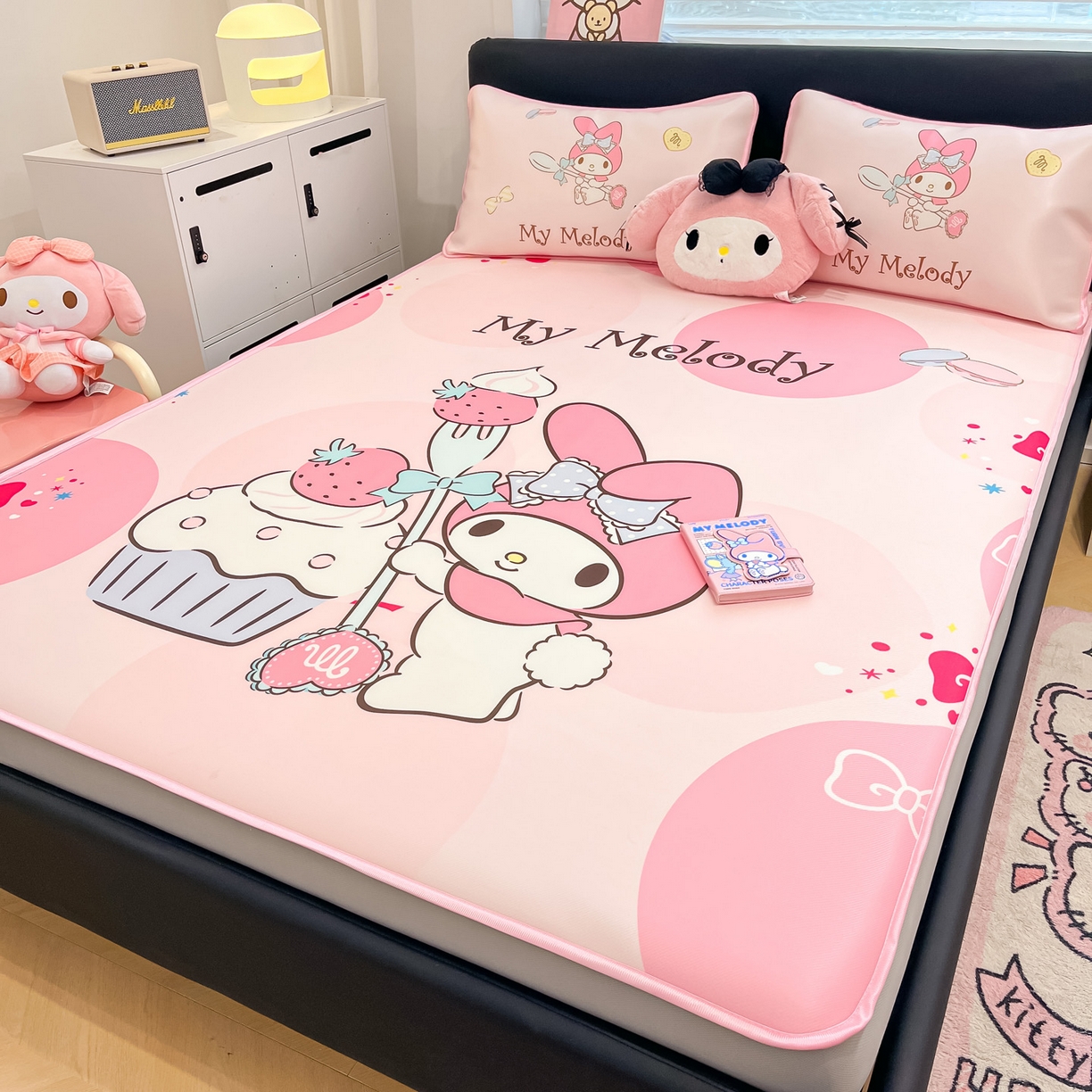 91家纺网 家纺一手货源 找家纺 暮思家居 2026新款正版授权A类大版数码印花三丽鸥1200D冰丝凉席可组合仿锦氨夏被 床笠款-蛋糕美乐蒂