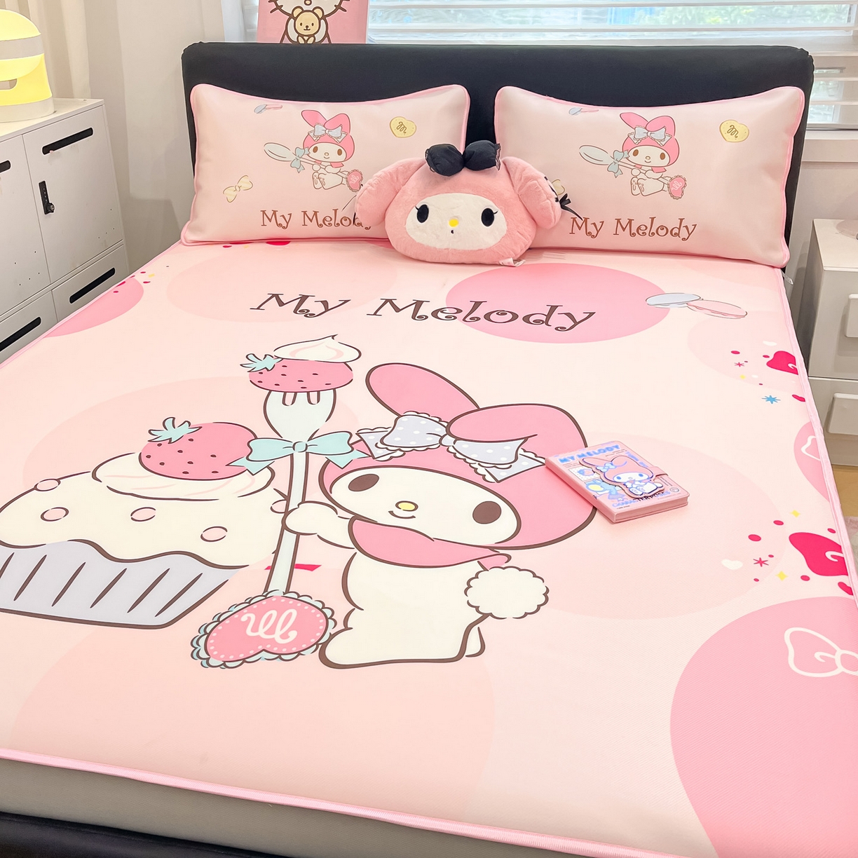 91家纺网 家纺一手货源 找家纺 暮思家居 2026新款正版授权A类大版数码印花三丽鸥1200D冰丝凉席可组合仿锦氨夏被 床笠款-蛋糕美乐蒂