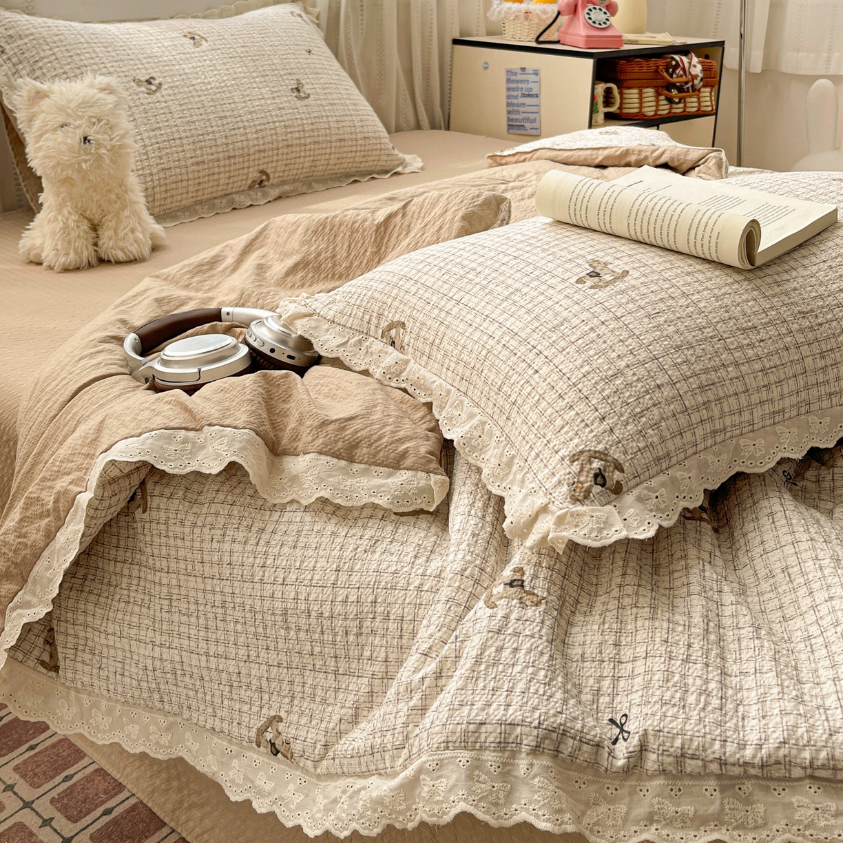 91家纺网 家纺一手货源 找家纺 优承佳生活馆 2026新款超柔高克重泡芙纱蝴蝶结全棉花边夏被套件单夏被 格子蝴蝶结