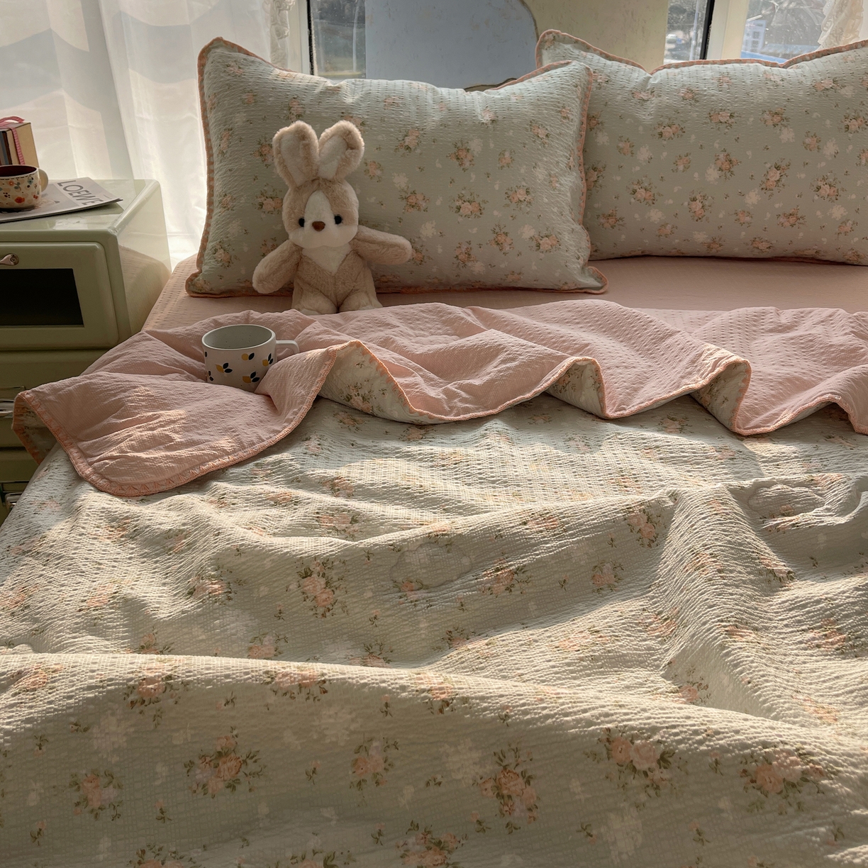 91家纺网 家纺一手货源 找家纺 贝扬思家纺 2026新款泡芙纱贝壳边夏被套件-欧包系列（今天也只做被快乐包裹的小朋友） 欧包-柔诗意