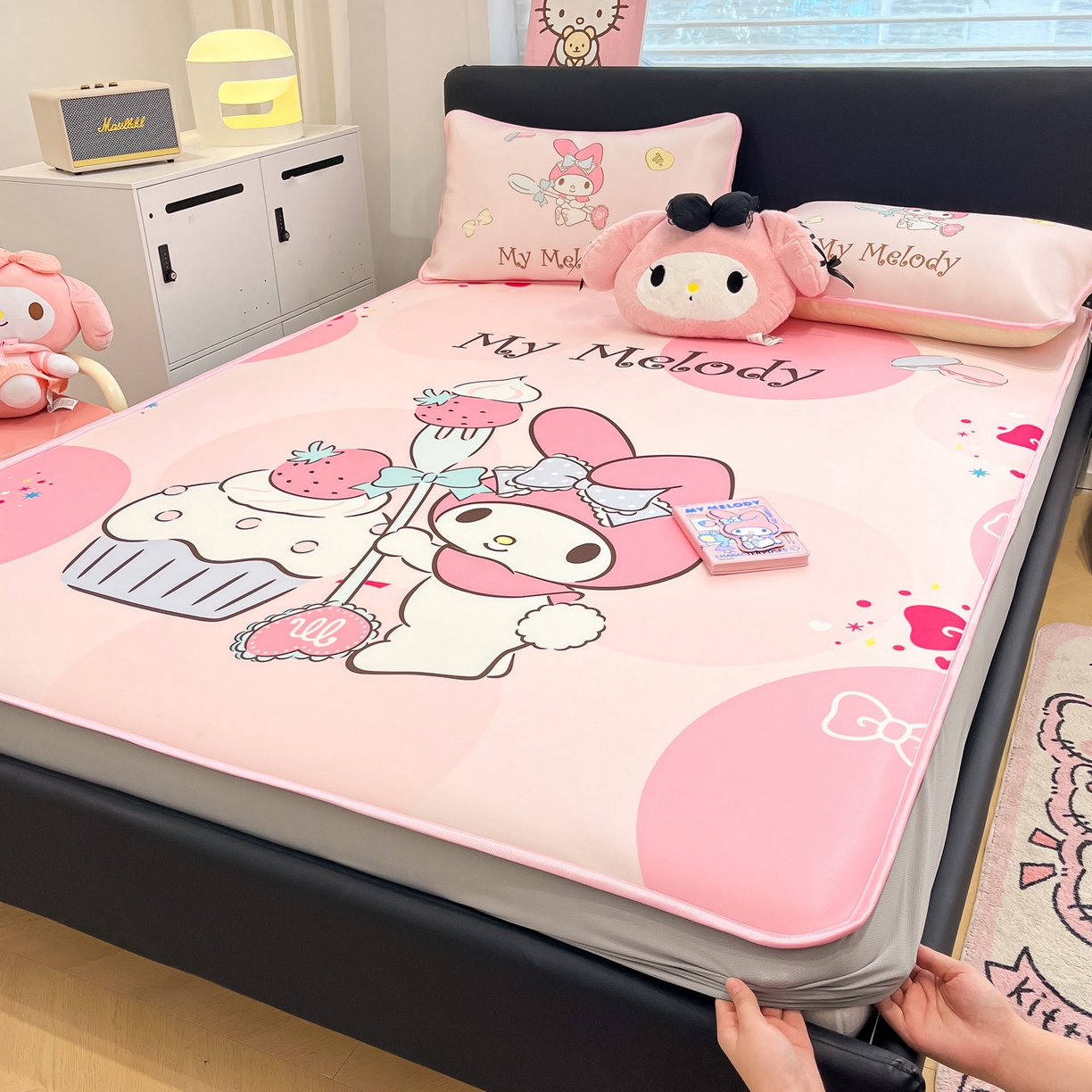 91家纺网 家纺一手货源 找家纺 暮思家居 2026新款正版授权A类大版数码印花三丽鸥1200D冰丝凉席可组合仿锦氨夏被 床笠款-蛋糕美乐蒂