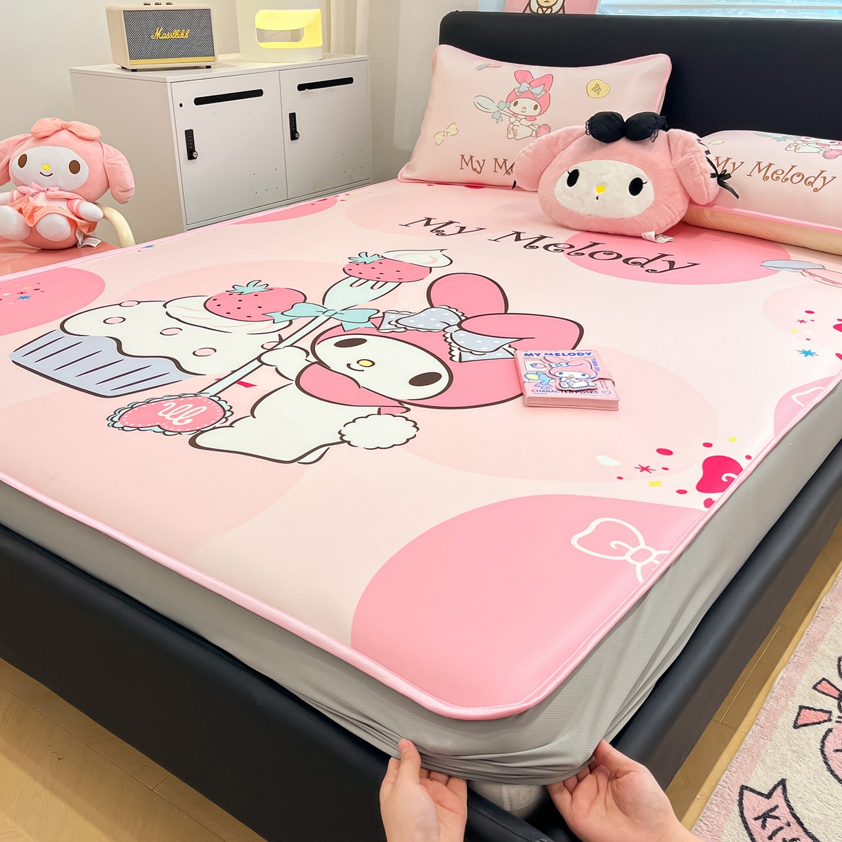 91家纺网 家纺一手货源 找家纺 暮思家居 2026新款正版授权A类大版数码印花三丽鸥1200D冰丝凉席可组合仿锦氨夏被 床笠款-蛋糕美乐蒂