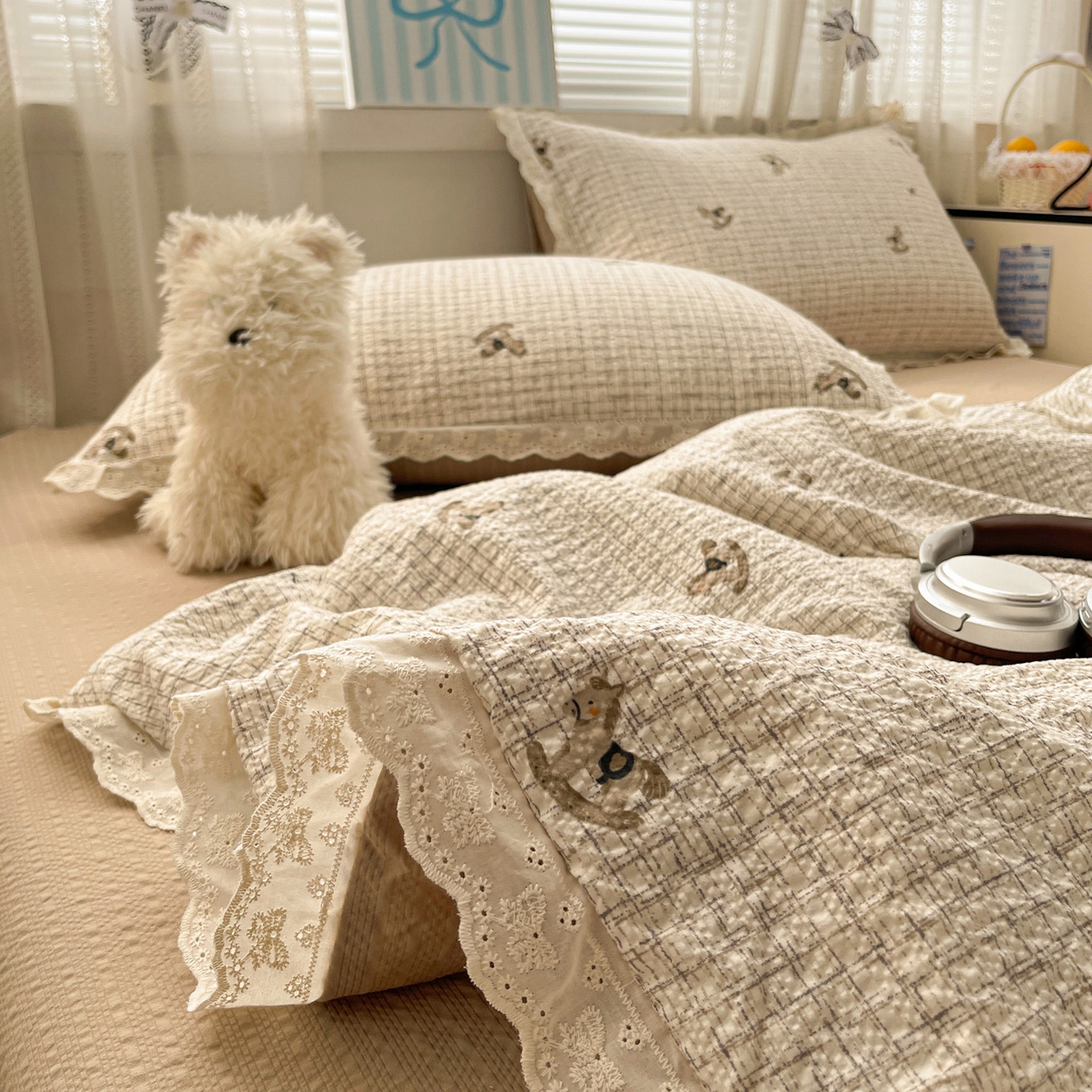 91家纺网 家纺一手货源 找家纺 优承佳生活馆 2026新款超柔高克重泡芙纱蝴蝶结全棉花边夏被套件单夏被 格子蝴蝶结