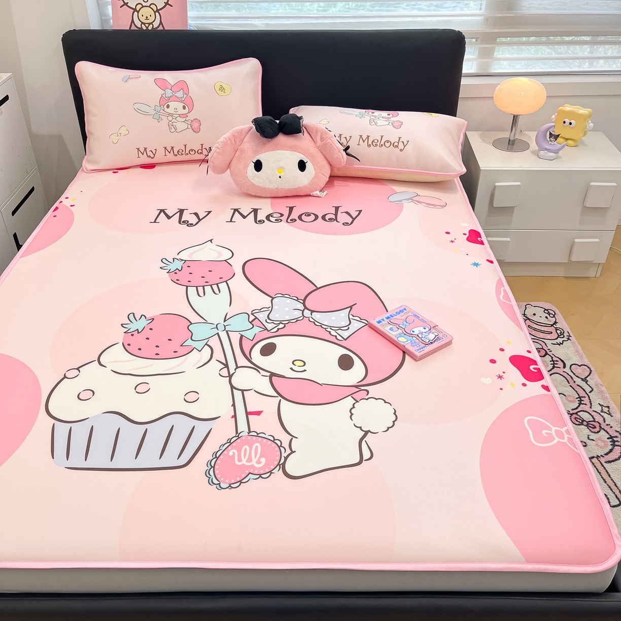 91家纺网 家纺一手货源 找家纺 暮思家居 2026新款正版授权A类大版数码印花三丽鸥1200D冰丝凉席可组合仿锦氨夏被 床笠款-蛋糕美乐蒂