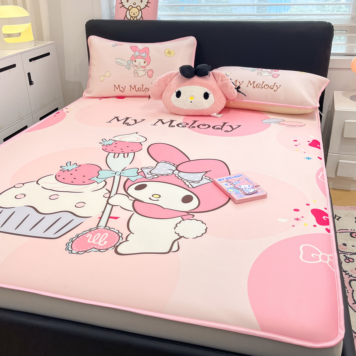 91家纺网 家纺一手货源 找家纺 暮思家居 2026新款正版授权A类大版数码印花三丽鸥1200D冰丝凉席可组合仿锦氨夏被 床笠款-蛋糕美乐蒂