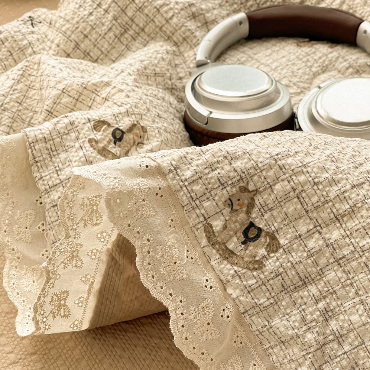 91家纺网 家纺一手货源 找家纺 优承佳生活馆 2026新款超柔高克重泡芙纱蝴蝶结全棉花边夏被套件单夏被 格子蝴蝶结