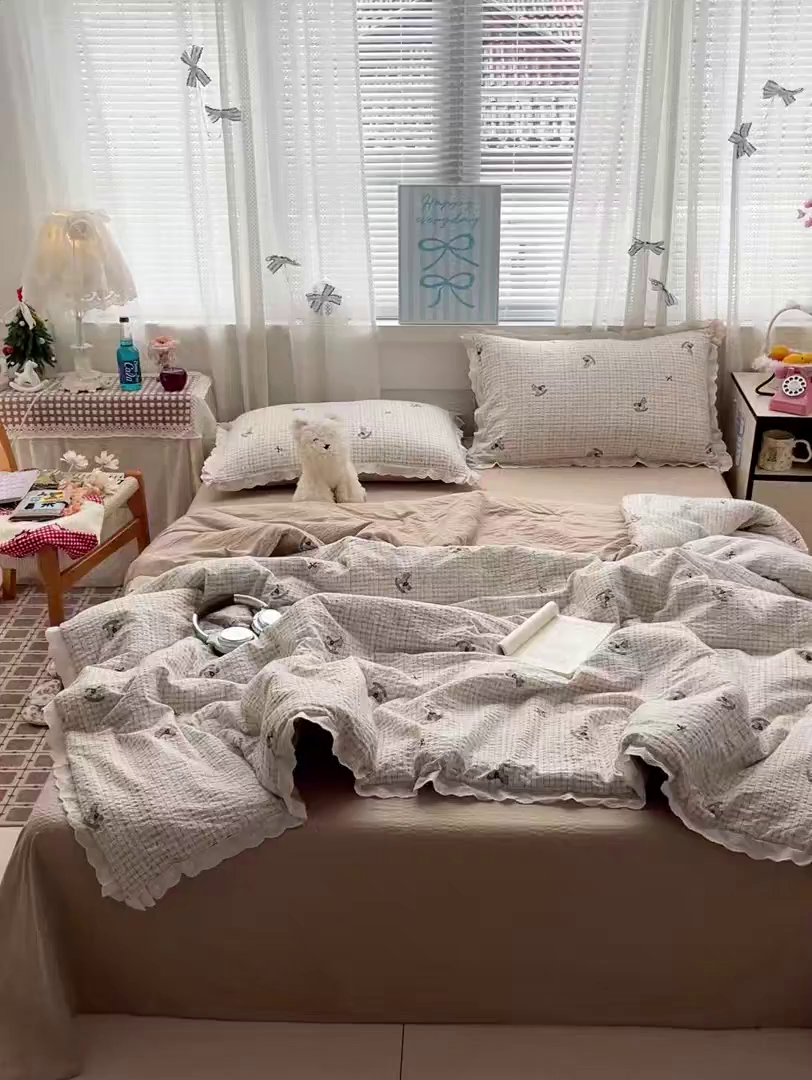 91家纺网 家纺一手货源 找家纺 优承佳生活馆 2026新款超柔高克重泡芙纱蝴蝶结全棉花边夏被套件单夏被 格子蝴蝶结