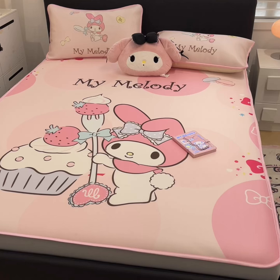 91家纺网 家纺一手货源 找家纺 暮思家居 2026新款正版授权A类大版数码印花三丽鸥1200D冰丝凉席可组合仿锦氨夏被 床笠款-蛋糕美乐蒂