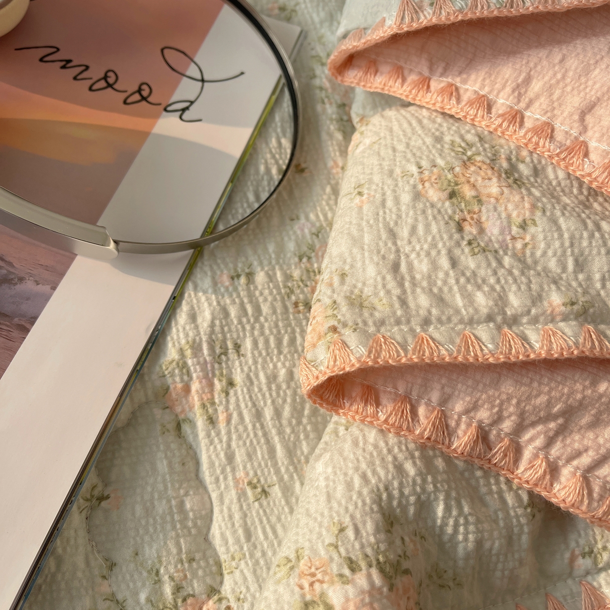 91家纺网 家纺一手货源 找家纺 贝扬思家纺 2026新款泡芙纱贝壳边夏被套件-欧包系列（今天也只做被快乐包裹的小朋友） 欧包-柔诗意