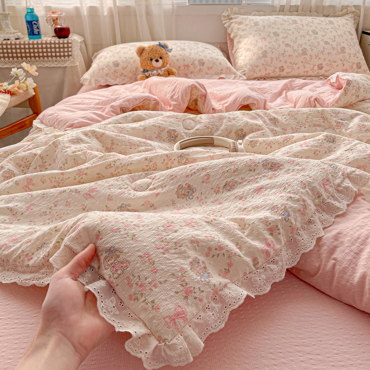 91家纺网 家纺一手货源 找家纺 优承佳生活馆 2026新款超柔高克重泡芙纱蝴蝶结全棉花边夏被套件单夏被 花清梦
