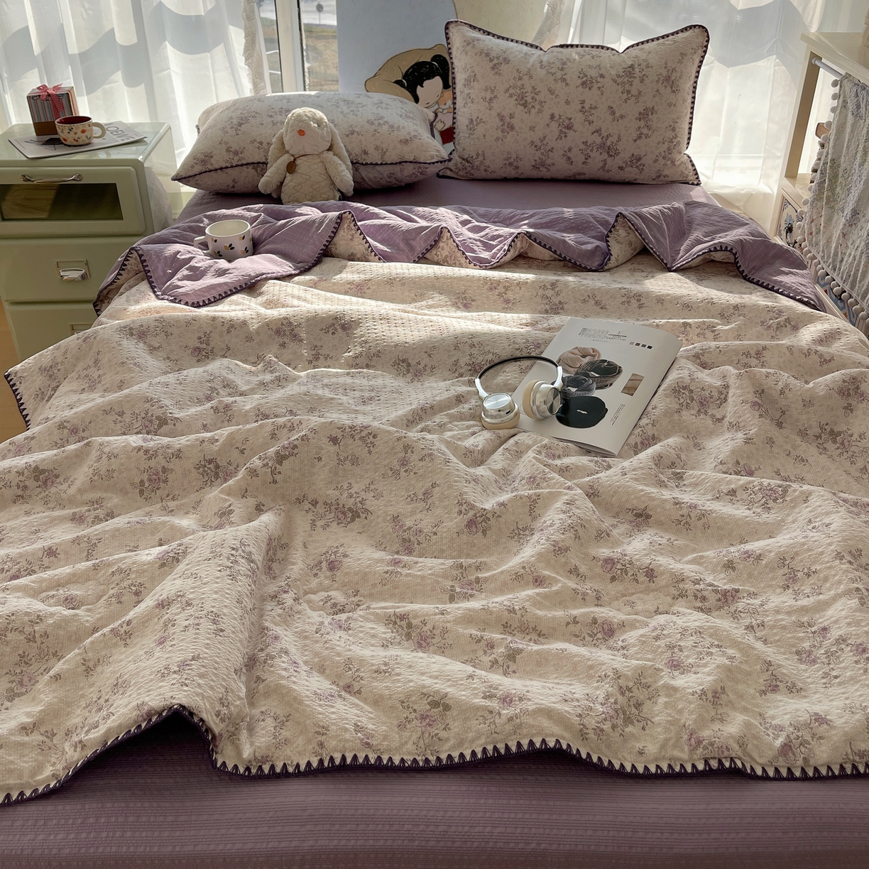 91家纺网 家纺一手货源 找家纺 贝扬思家纺 2026新款泡芙纱贝壳边夏被套件-欧包系列（今天也只做被快乐包裹的小朋友） 欧包-柔紫碎花屿