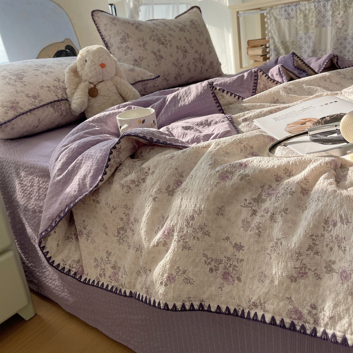 91家纺网 家纺一手货源 找家纺 贝扬思家纺 2026新款泡芙纱贝壳边夏被套件-欧包系列（今天也只做被快乐包裹的小朋友） 欧包-柔紫碎花屿