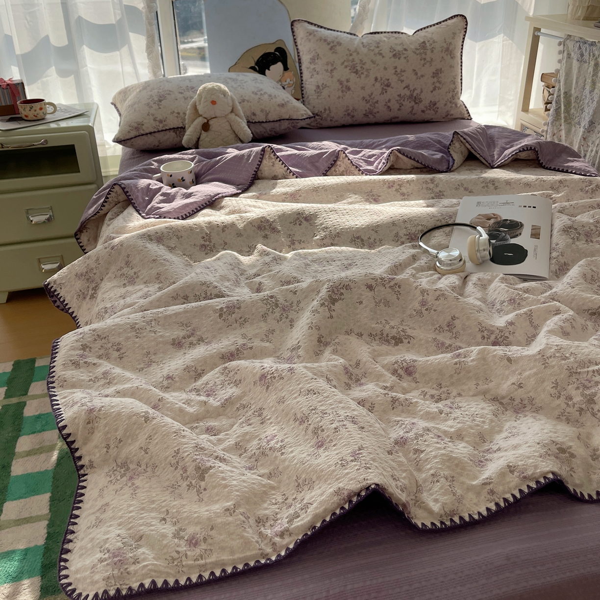 91家纺网 家纺一手货源 找家纺 贝扬思家纺 2026新款泡芙纱贝壳边夏被套件-欧包系列（今天也只做被快乐包裹的小朋友） 欧包-柔紫碎花屿