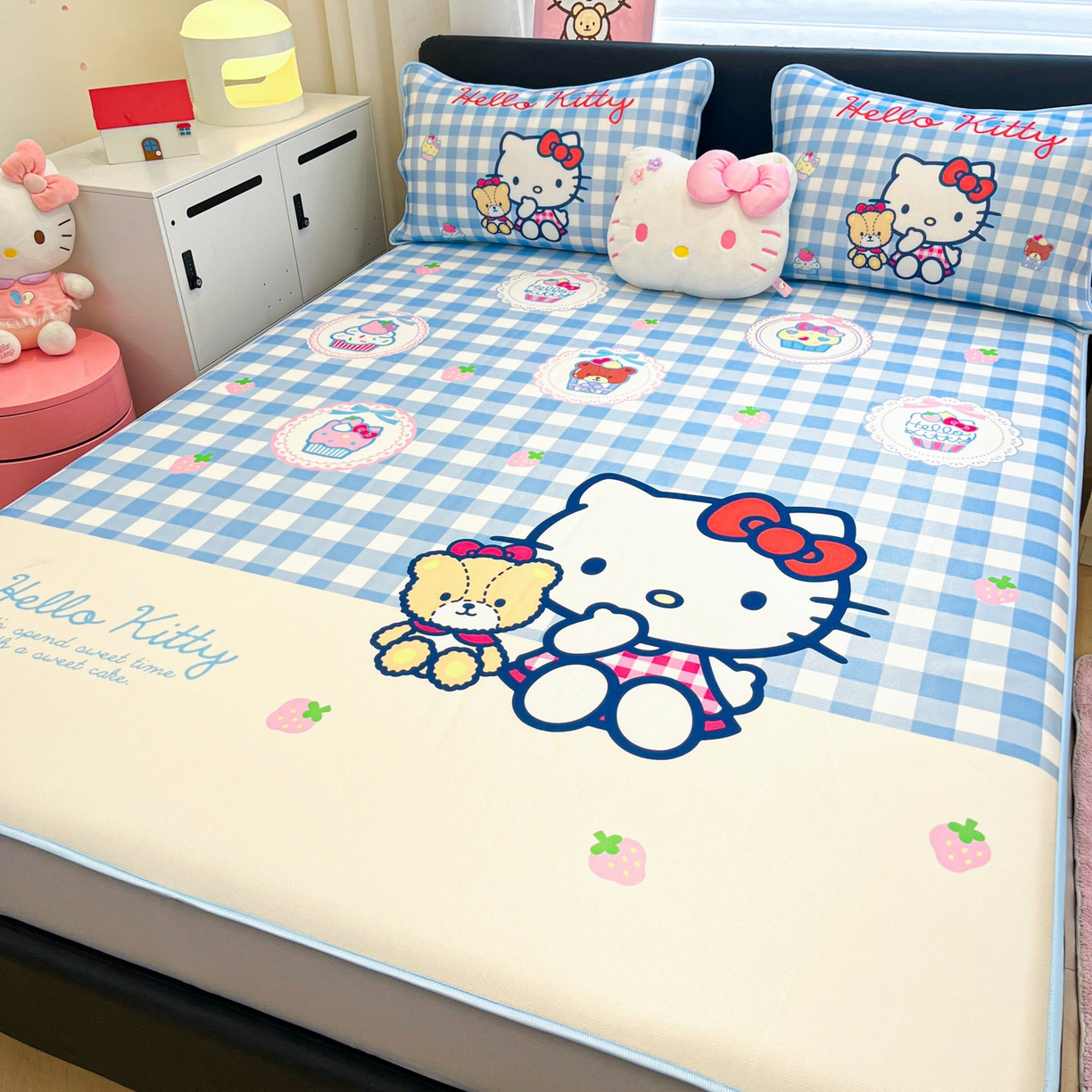 91家纺网 家纺一手货源 找家纺 暮思家居 2026新款正版授权A类大版数码印花三丽鸥1200D冰丝凉席可组合仿锦氨夏被 床笠款-格子KT