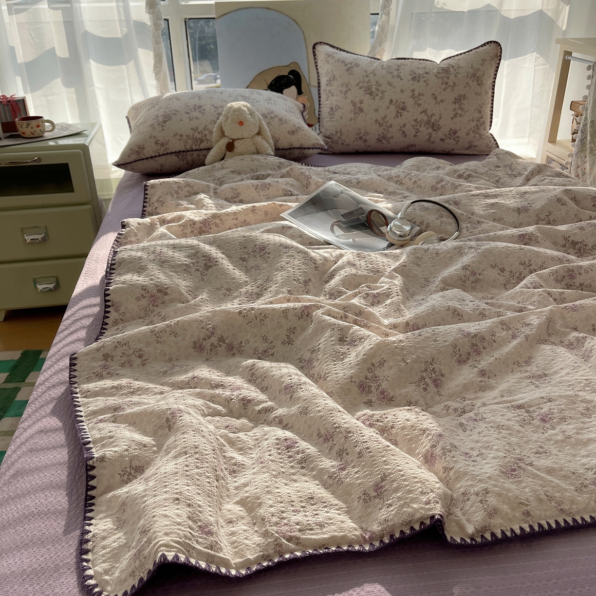 91家纺网 家纺一手货源 找家纺 贝扬思家纺 2026新款泡芙纱贝壳边夏被套件-欧包系列（今天也只做被快乐包裹的小朋友） 欧包-柔紫碎花屿