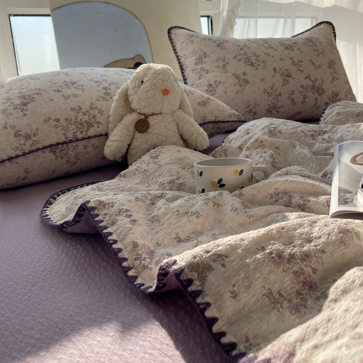 91家纺网 家纺一手货源 找家纺 贝扬思家纺 2026新款泡芙纱贝壳边夏被套件-欧包系列（今天也只做被快乐包裹的小朋友） 欧包-柔紫碎花屿