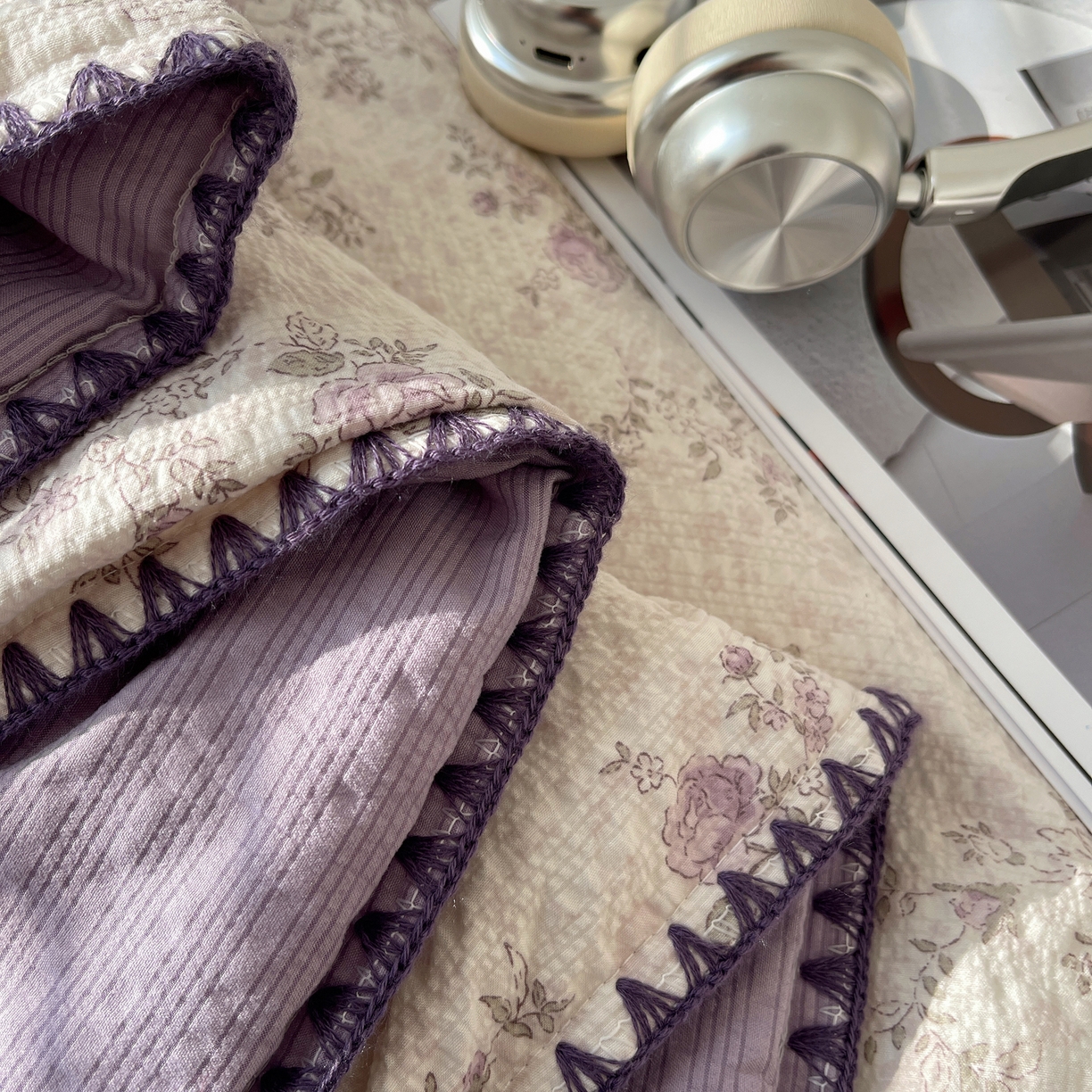 91家纺网 家纺一手货源 找家纺 贝扬思家纺 2026新款泡芙纱贝壳边夏被套件-欧包系列（今天也只做被快乐包裹的小朋友） 欧包-柔紫碎花屿