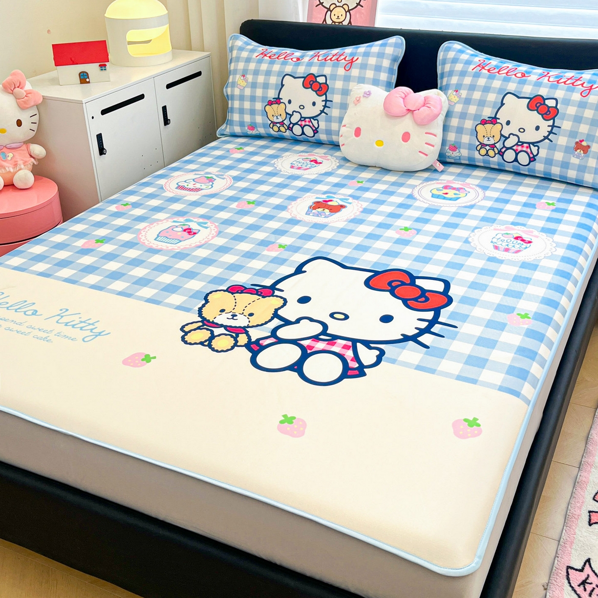 91家纺网 家纺一手货源 找家纺 暮思家居 2026新款正版授权A类大版数码印花三丽鸥1200D冰丝凉席可组合仿锦氨夏被 床笠款-格子KT