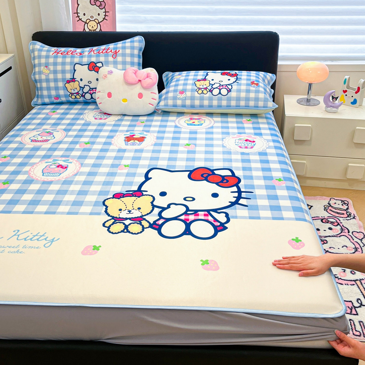 91家纺网 家纺一手货源 找家纺 暮思家居 2026新款正版授权A类大版数码印花三丽鸥1200D冰丝凉席可组合仿锦氨夏被 床笠款-格子KT