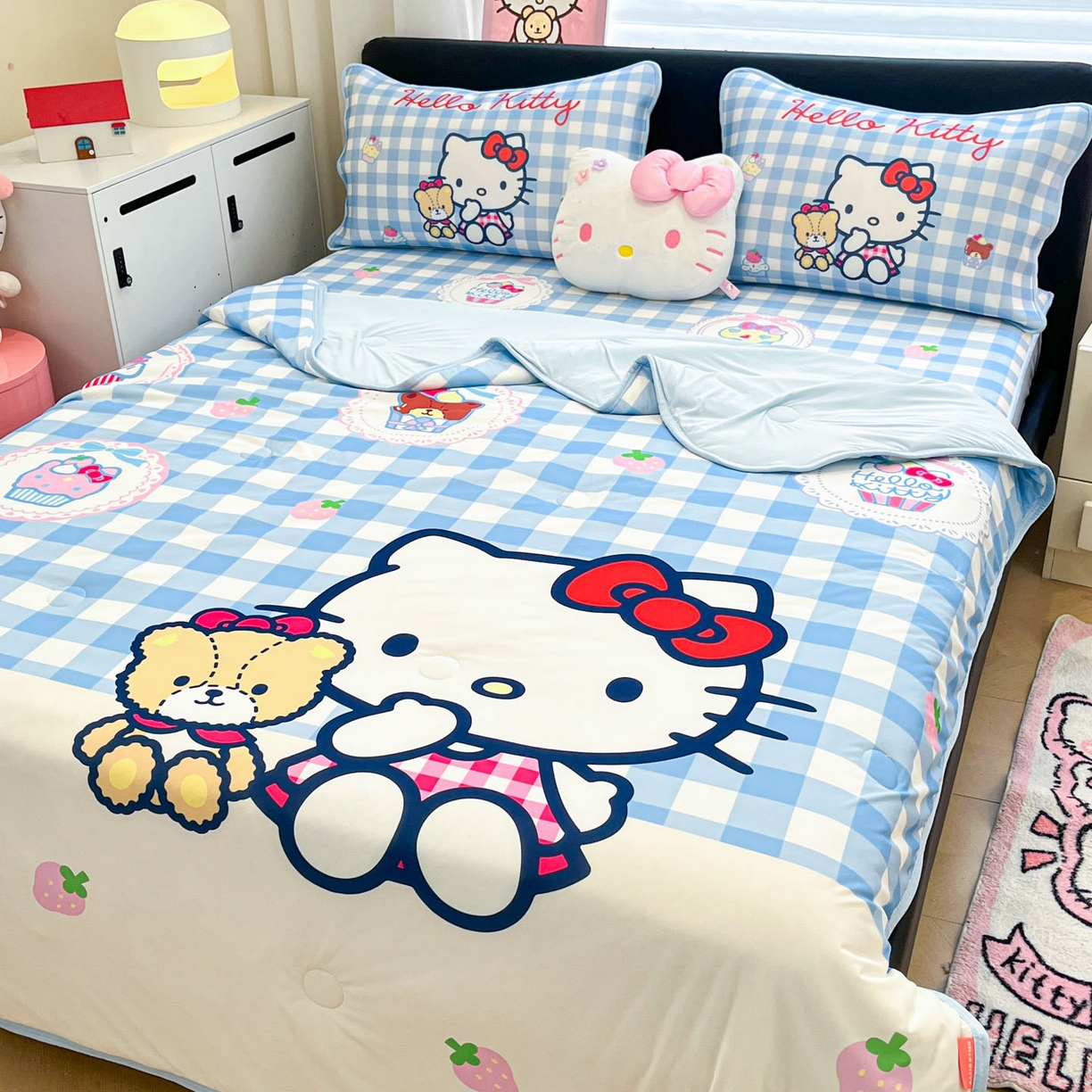 91家纺网 家纺一手货源 找家纺 暮思家居 2026新款正版授权A类大版数码印花三丽鸥1200D冰丝凉席可组合仿锦氨夏被 床笠款-格子KT