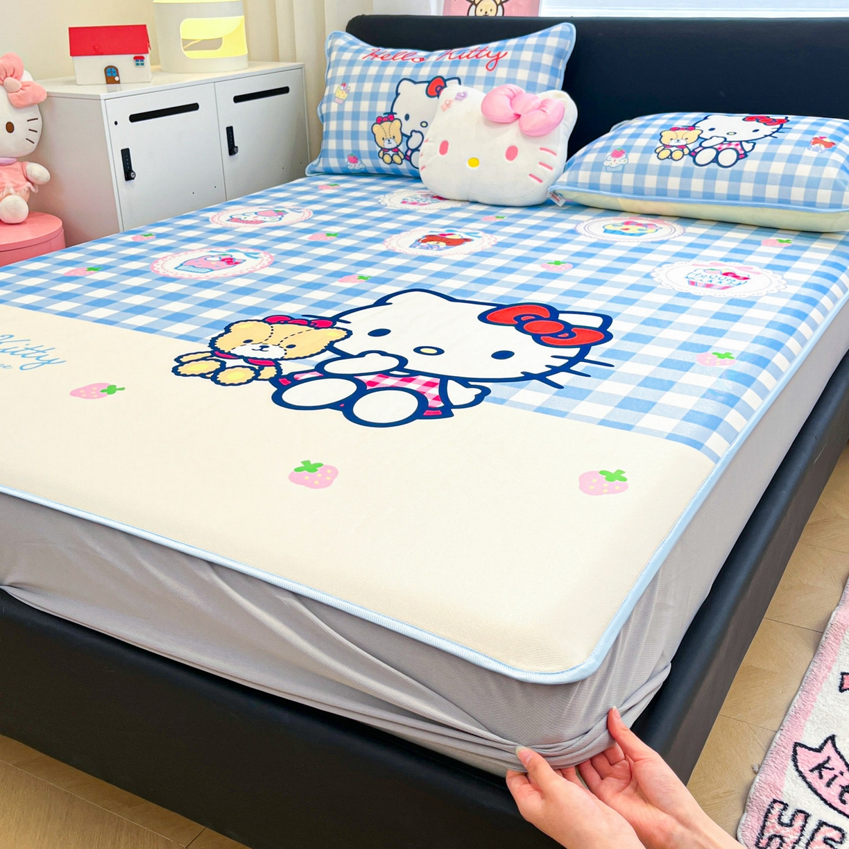 91家纺网 家纺一手货源 找家纺 暮思家居 2026新款正版授权A类大版数码印花三丽鸥1200D冰丝凉席可组合仿锦氨夏被 床笠款-格子KT