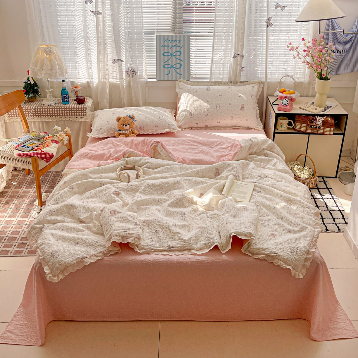 91家纺网 家纺一手货源 找家纺 优承佳生活馆 2026新款超柔高克重泡芙纱蝴蝶结全棉花边夏被套件单夏被 花漾小窝