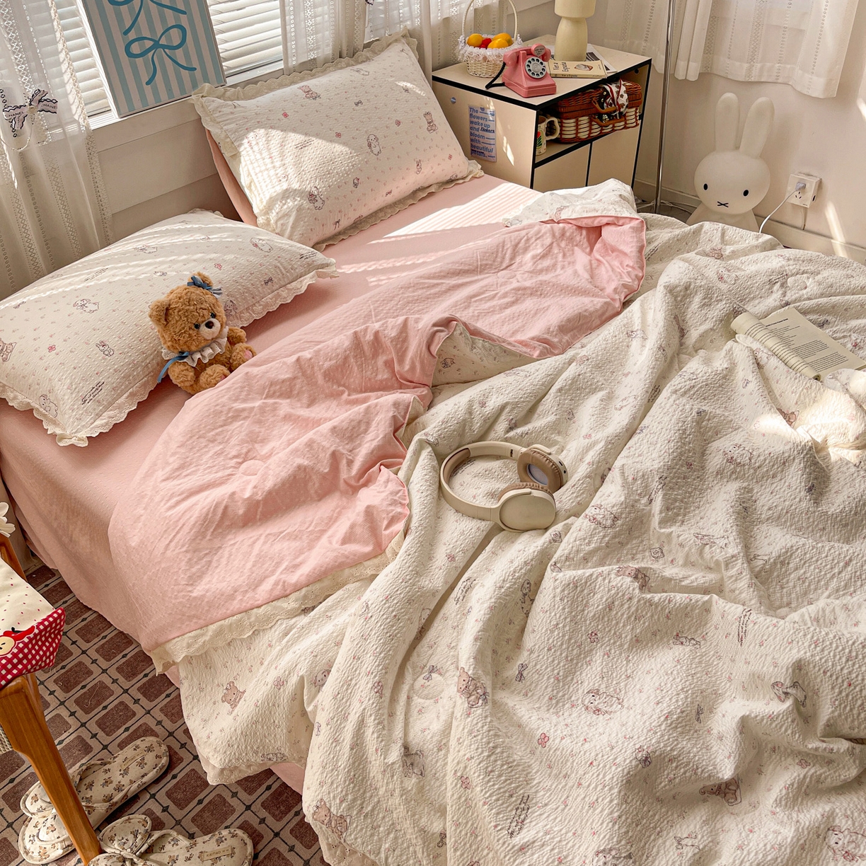 91家纺网 家纺一手货源 找家纺 优承佳生活馆 2026新款超柔高克重泡芙纱蝴蝶结全棉花边夏被套件单夏被 花漾小窝