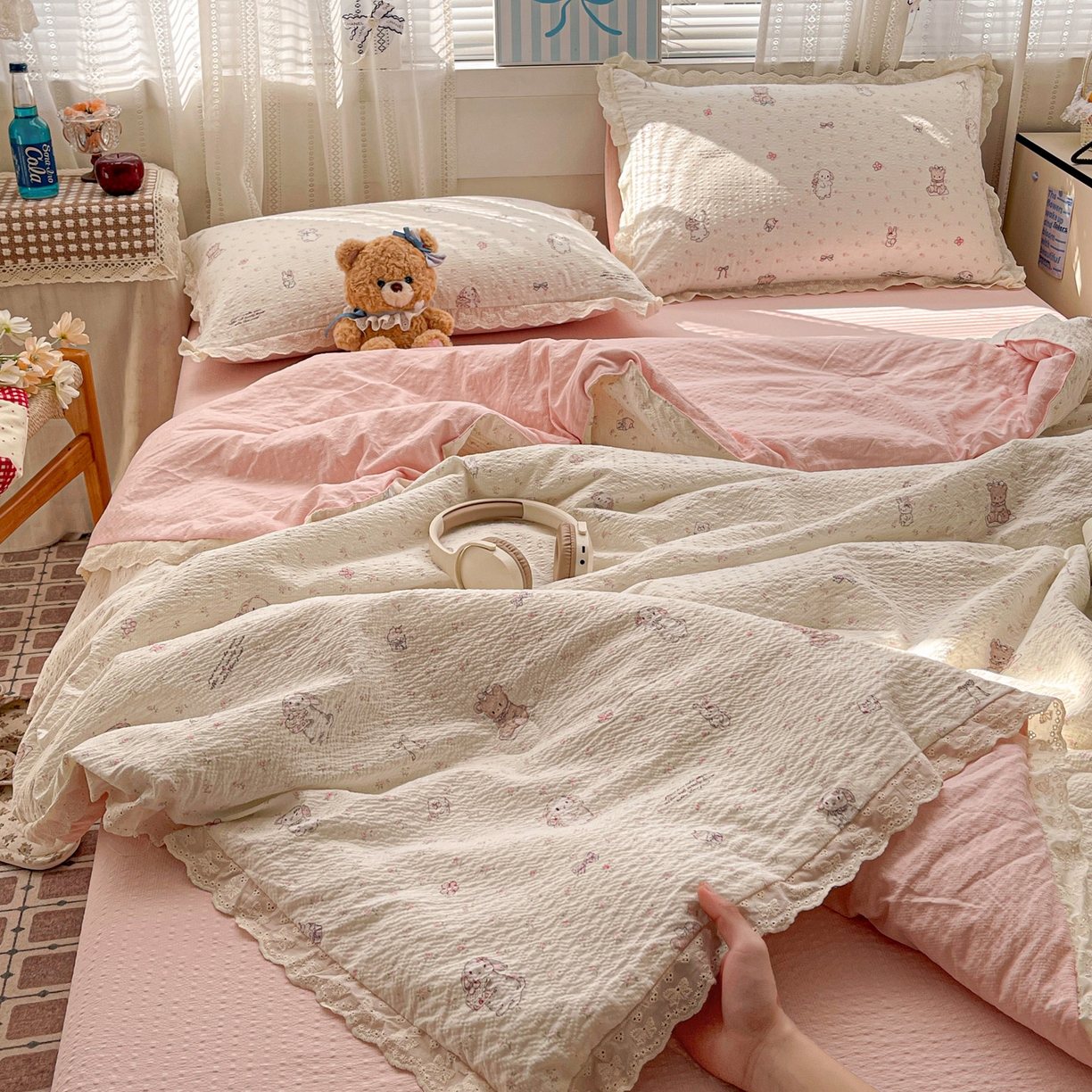 91家纺网 家纺一手货源 找家纺 优承佳生活馆 2026新款超柔高克重泡芙纱蝴蝶结全棉花边夏被套件单夏被 花漾小窝