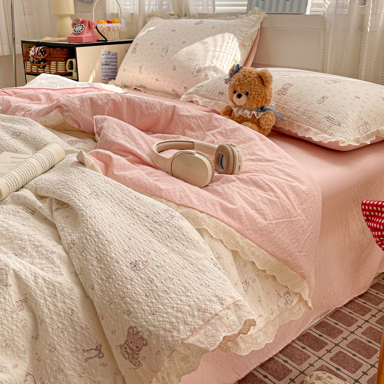 91家纺网 家纺一手货源 找家纺 优承佳生活馆 2026新款超柔高克重泡芙纱蝴蝶结全棉花边夏被套件单夏被 花漾小窝