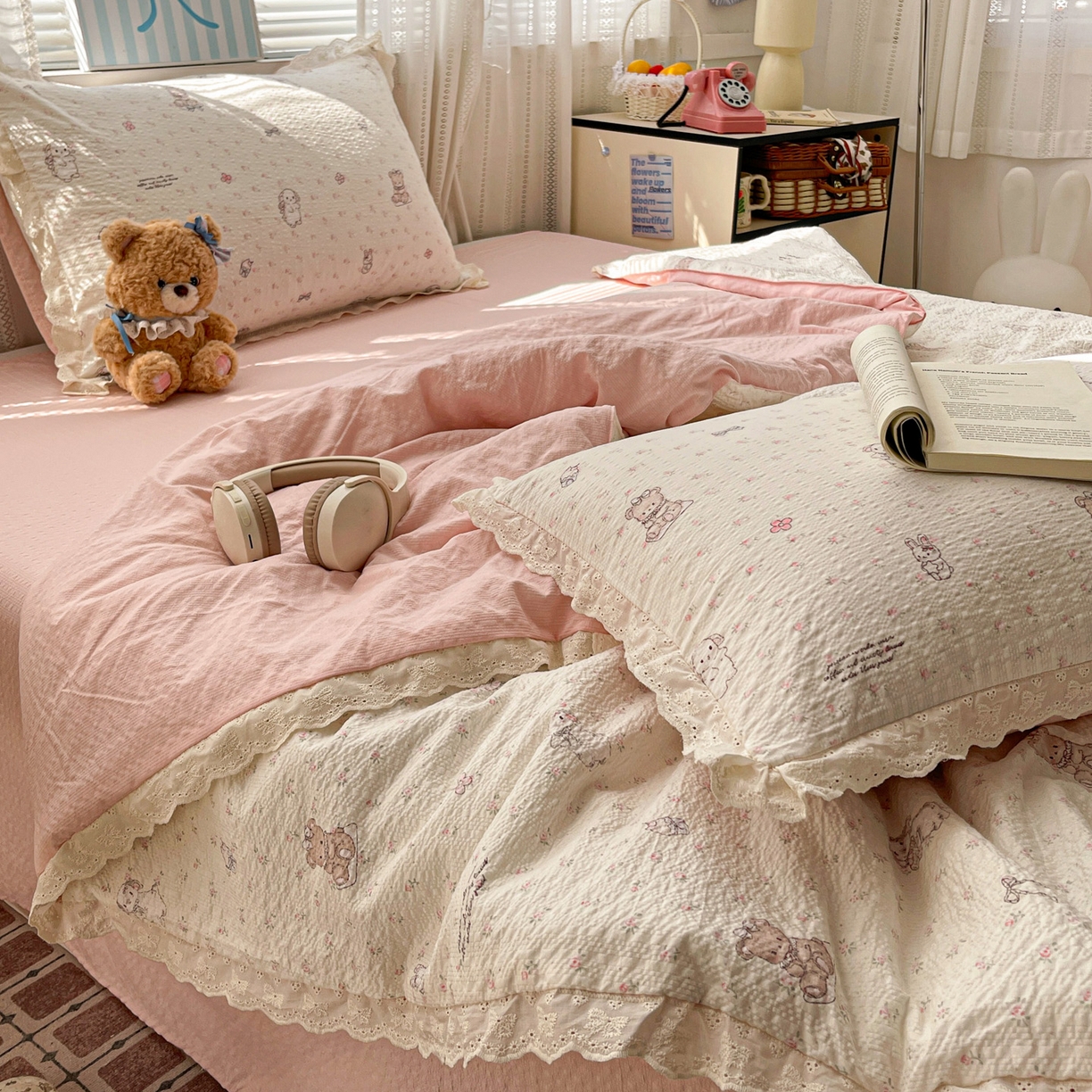 91家纺网 家纺一手货源 找家纺 优承佳生活馆 2026新款超柔高克重泡芙纱蝴蝶结全棉花边夏被套件单夏被 花漾小窝