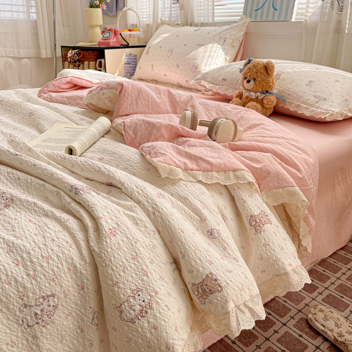 91家纺网 家纺一手货源 找家纺 优承佳生活馆 2026新款超柔高克重泡芙纱蝴蝶结全棉花边夏被套件单夏被 花漾小窝