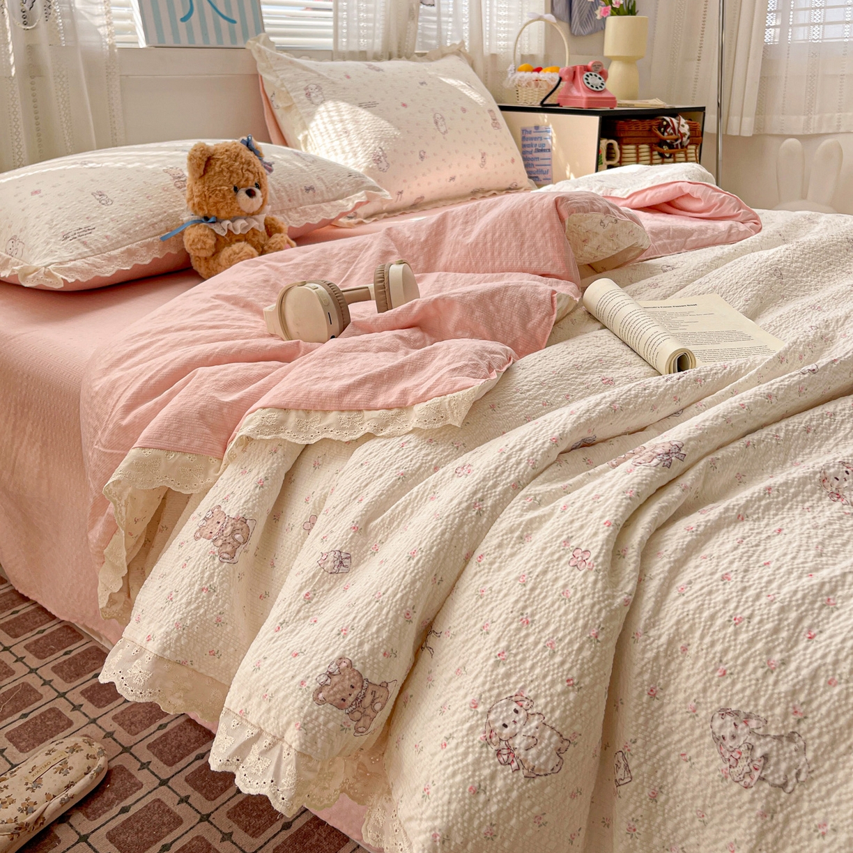 91家纺网 家纺一手货源 找家纺 优承佳生活馆 2026新款超柔高克重泡芙纱蝴蝶结全棉花边夏被套件单夏被 花漾小窝