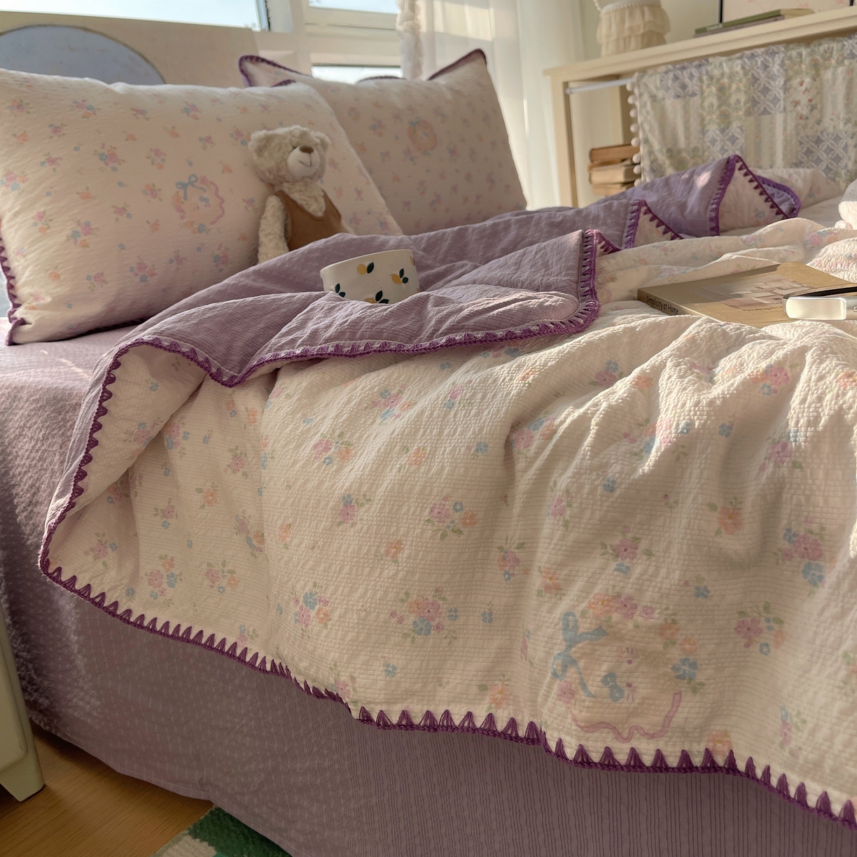 91家纺网 家纺一手货源 找家纺 贝扬思家纺 2026新款泡芙纱贝壳边夏被套件-欧包系列（今天也只做被快乐包裹的小朋友） 欧包-碎花藏甜