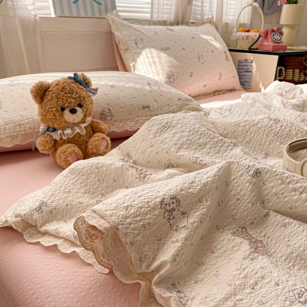 91家纺网 家纺一手货源 找家纺 优承佳生活馆 2026新款超柔高克重泡芙纱蝴蝶结全棉花边夏被套件单夏被 花漾小窝