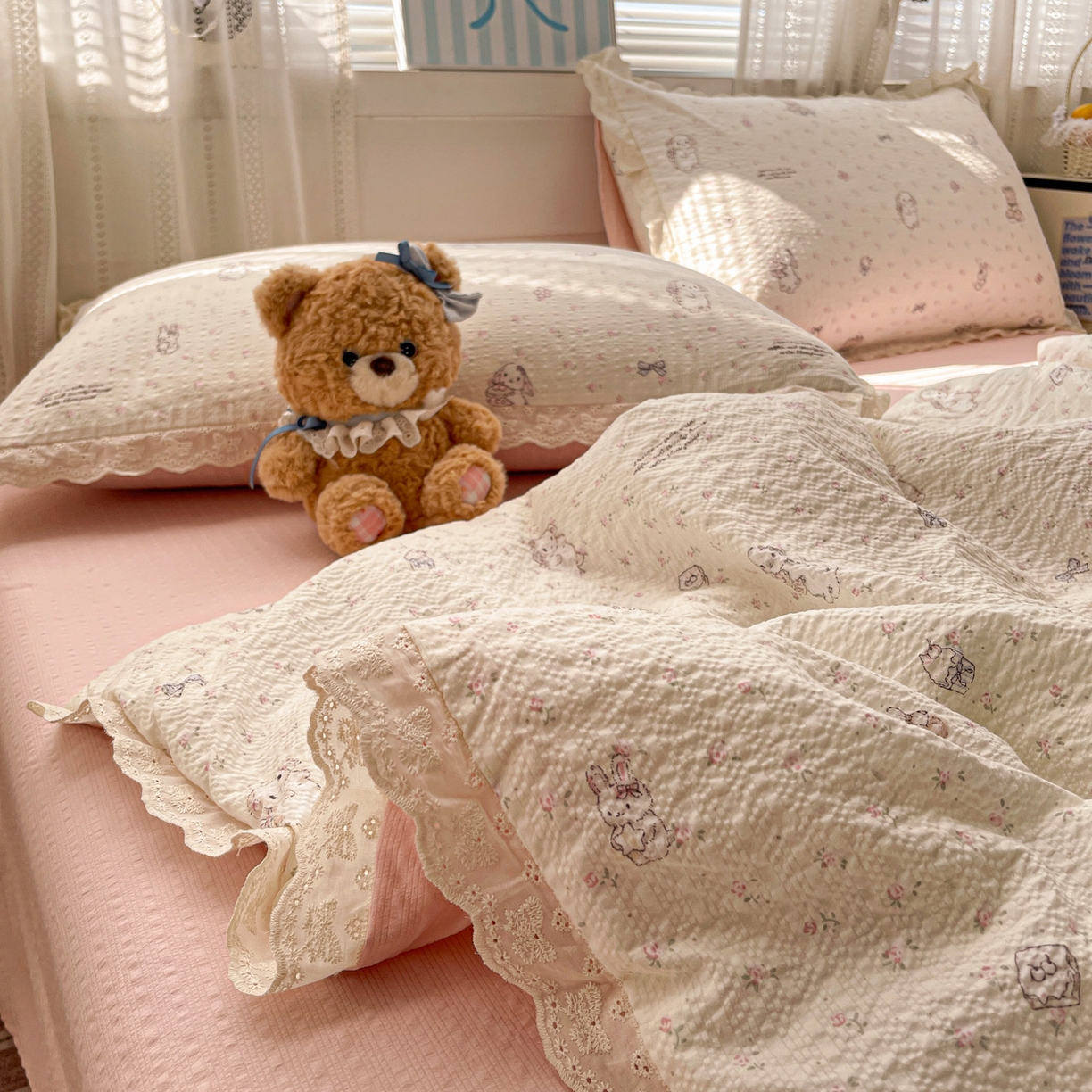 91家纺网 家纺一手货源 找家纺 优承佳生活馆 2026新款超柔高克重泡芙纱蝴蝶结全棉花边夏被套件单夏被 花漾小窝