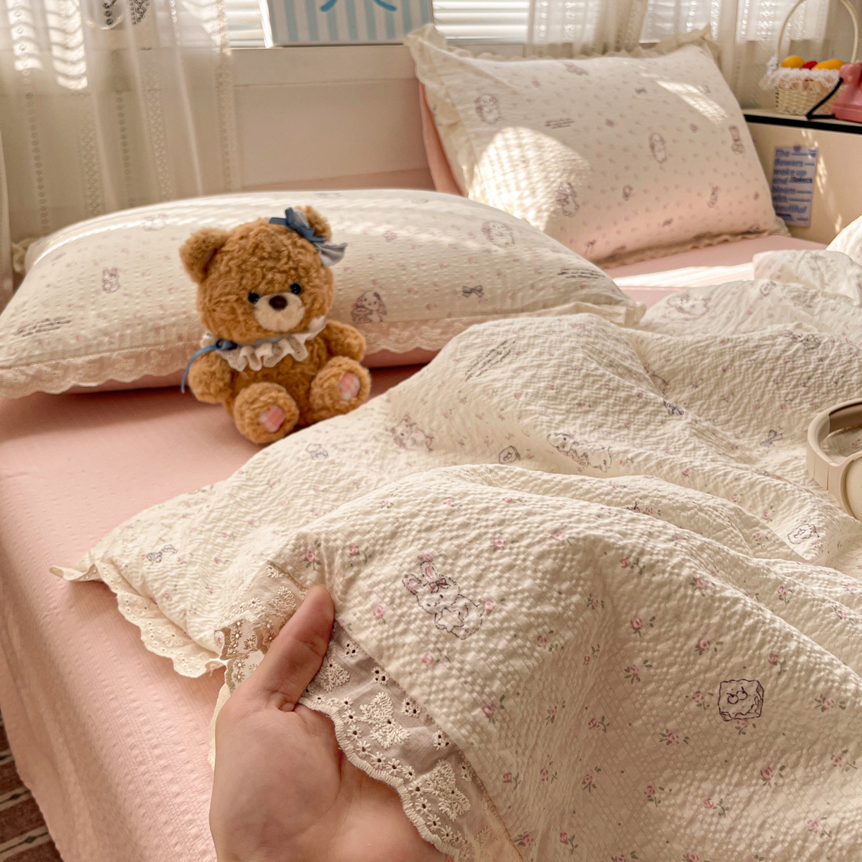 91家纺网 家纺一手货源 找家纺 优承佳生活馆 2026新款超柔高克重泡芙纱蝴蝶结全棉花边夏被套件单夏被 花漾小窝