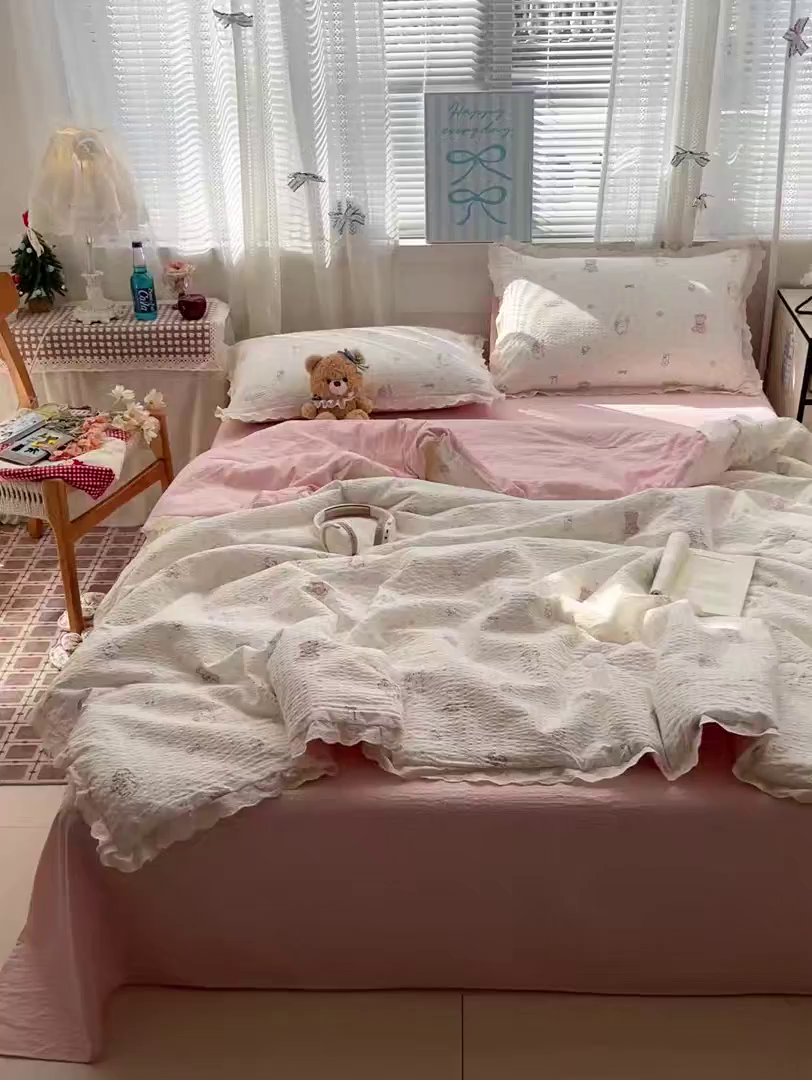 91家纺网 家纺一手货源 找家纺 优承佳生活馆 2026新款超柔高克重泡芙纱蝴蝶结全棉花边夏被套件单夏被 花漾小窝